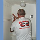Étape n°6 : appliquer un cordon de mastic acrylique en périphérie pour réaliser un joint souple entre la plaque et les murs.