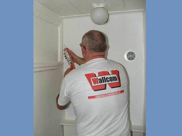 Étape n°6 : appliquer un cordon de mastic acrylique en périphérie pour réaliser un joint souple entre la plaque et les murs.