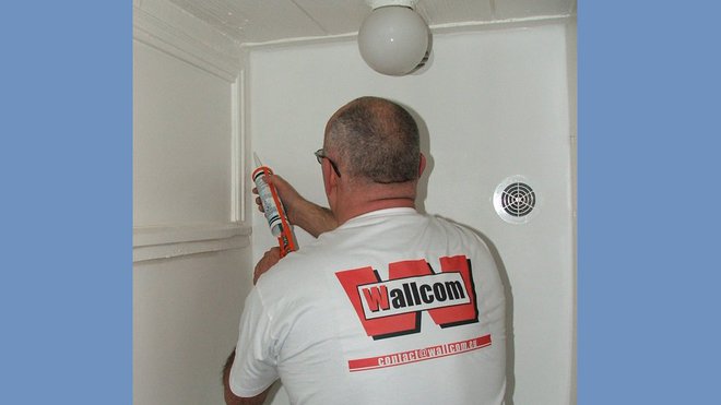 Étape n°6 : appliquer un cordon de mastic acrylique en périphérie pour réaliser un joint souple entre la plaque et les murs.