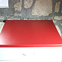 Avant : le plan de travail en stratifié rouge, prêt à accueillir la future plaque de cuisson.