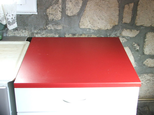 Avant : le plan de travail en stratifié rouge, prêt à accueillir la future plaque de cuisson.