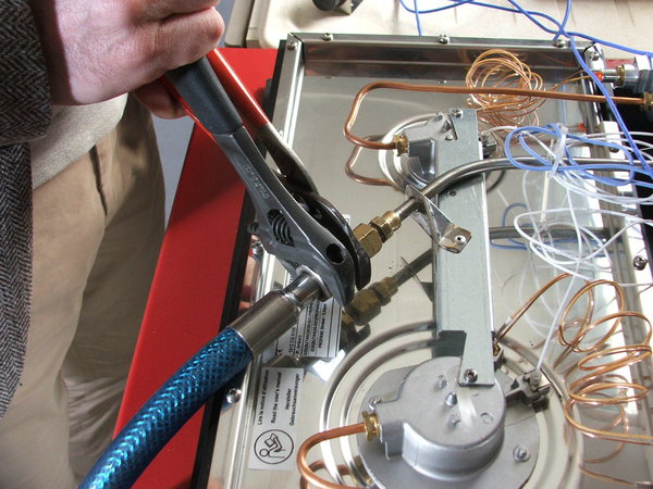 Etape1 : Choisir un plan de travail à proximité de l’arrivée de gaz et adapté pour recevoir la plaque de cuisson Flush. Vérifier que l’espace sous le plan de travail est suffisant pour l’encastrement.