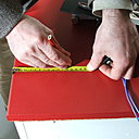 Etape 2 : Tracer sur le plan de travail les traits de découpe à l’aide des cotes d’encastrement de la plaque de cuisson fournies dans la notice d’installation.