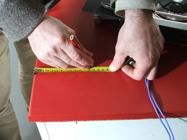 Etape 2 : Tracer sur le plan de travail les traits de découpe à l’aide des cotes d’encastrement de la plaque de cuisson fournies dans la notice d’installation.