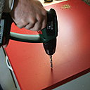 Etape 3 : Percer aux 4 angles du rectangle un trou de diamètre suffisant pour introduire la lame de la scie sauteuse qui servira à découper le plan de travail.