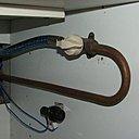 Etape 7 : Raccorder l’autre extrémité du flexible au robinet d’arrêt situé à proximité immédiate de la table de cuisson. La distance maximale tolérée pour le flexible de gaz est de 2m50. Visser le support de la pile à proximité de la vanne d’arrêt. NB : Ouvrir le gaz et utiliser une bombe de liquide détecteur de fuite sur les 2 raccords. Ne pas oublier de coller le joint de plan sous la plaque encastrable pour assurer l’étanchéité et serrer les équerres de fixation sous le plan.