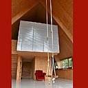 Boîte intérieure surélevée, l’espace nuit s’inscrit dans l’architecture intérieure comme un cube dans un triangle.