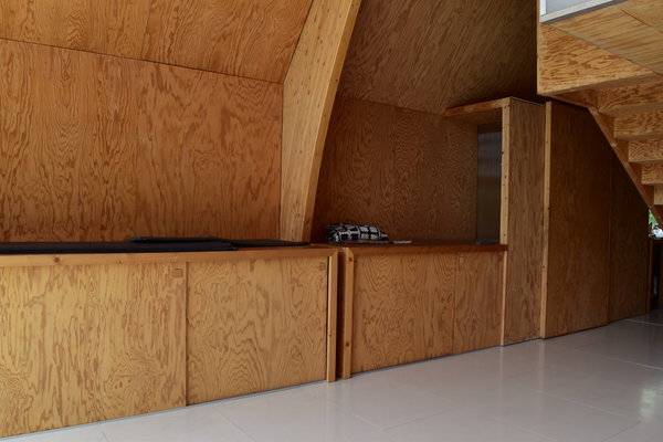 Au rez-de-chaussée, la partie basse de l’espace est composée de rangements avec portes coulissantes.