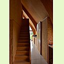 Au premier niveau, un escalier latéral permet l’accès à la « boîte de nuit ».