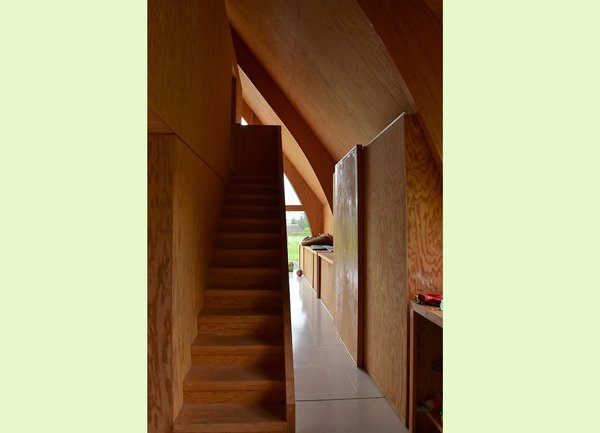 Au premier niveau, un escalier latéral permet l’accès à la « boîte de nuit ».