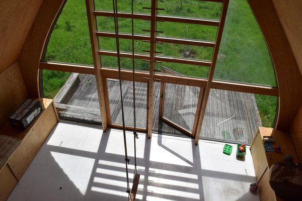 A l’intérieur, la large verrière incurvée ainsi que le placage de pin assurent une atmosphère chaleureuse et lumineuse par tous les temps.