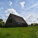 La maison posée sur des plots en béton offre une emprise réduite au sol. Elle a été fabriquée en sapin du Nord, bardeaux de cèdre rouge et sapin du Nord brûlé.