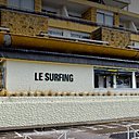 Dans son jus, la façade du Surfing a conservé son architecture d’origine des années 1960.