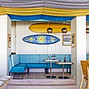 Pour mieux profiter de la vue, l’espace salon meublé de banquettes a été surélevé de quelques marches par rapport à l’ensemble de la salle de restaurant.