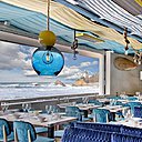 Le décor de la salle et ses couleurs s’intègrent parfaitement dans l’environnement extérieur omniprésent et la vue à 180 ° sur l’océan.