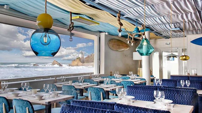 Le décor de la salle et ses couleurs s’intègrent parfaitement dans l’environnement extérieur omniprésent et la vue à 180 ° sur l’océan.