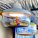 Dans les suspensions lumineuses éditées par ENO (modèle Favourite things, création Chen Karlsson), personnages en pâte à modeler avec les pieds dans le sable, créés spécialement pour le lieu.