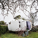Véritable unité d’habitation imaginée par l’architecte Jean-Benjamin Maneval, la Bulle à 6 coques peut être installée sur des terrains très accidentés.