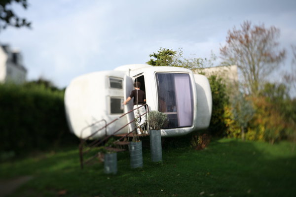 Facilité de montage et démontage, cette maison futuriste et nomade offre toutes les fonctionnalités d’une vraie maison avec un mobilier intégré au maximum.