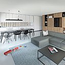 Composé d’une alternance de rangements fermés et de niches ouvertes et éclairées, un meuble central permet la mise en valeur de petits objets à la façon d’un cabinet de curiosités, au cœur d’un volume plus épuré.