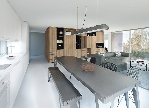 Le meuble central dissimule les pièces d’eau (WC et salle de bains) accessibles depuis le couloir des chambres.