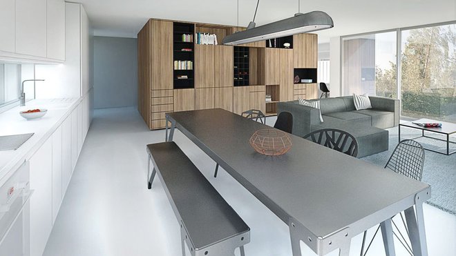 Le meuble central dissimule les pièces d’eau (WC et salle de bains) accessibles depuis le couloir des chambres.