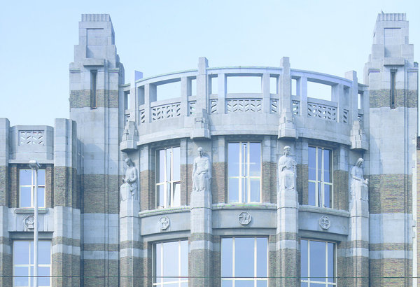 Art Déco. Détail de la façade de l’Institut des Arts et Métiers, 50 boulevard de l’Abattoir à Bruxelles, 1928-1933, architecte Alexis Dumont.