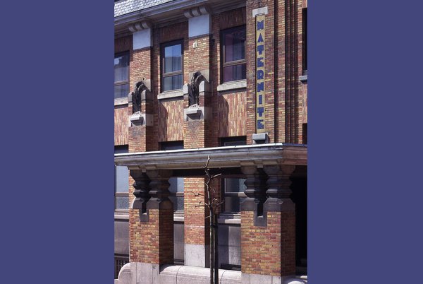 Art Déco. Détail de la façade de la maternité d’Ixelles, 22-26 rue Léon Cuissez, 1930, architecte Jean-Baptiste Dewin.