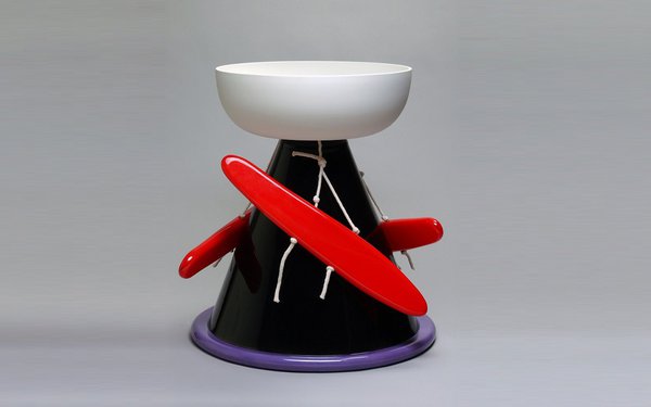 Ce vase emblématique montre la richesse des procédés de la manufacture de Sèvres qui, cette année, a misé sur la couleur. Il est constitué d’un assemblage de porcelaine et de verre relié par des cordons. Vase Rababah, création Ettore Sottsass 2005, porcelaine et éléments en verre réalisés par le CIRVA de Marseille, Cité de la céramique Sèvres.
