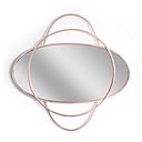 Depuis plus de 30 ans, Agnès Kentish directrice artistique de la galerie, fait un travail remarquable, laissant libre cours à l’imagination des créateurs, tout en insufflant une unité discrète de style, de formes de matières, dont le travail raffiné de l’or est l’une des spécificités. Miroir Camélia, création Nika Zupanc, fer forgé de section carrée recouvert de feuille d’or rose, édition de 30 exemplaires numérotés + 4EA, En Attendant les Barbares.