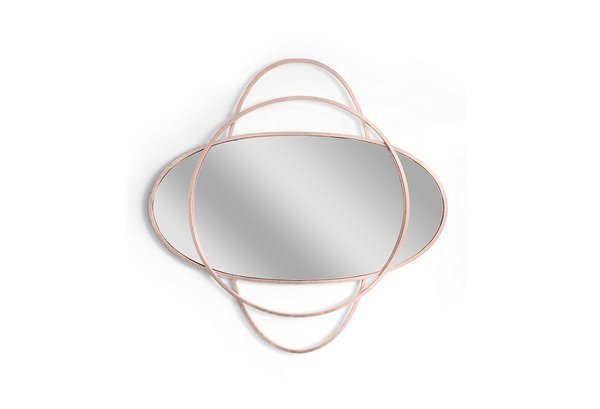 Depuis plus de 30 ans, Agnès Kentish directrice artistique de la galerie, fait un travail remarquable, laissant libre cours à l’imagination des créateurs, tout en insufflant une unité discrète de style, de formes de matières, dont le travail raffiné de l’or est l’une des spécificités. Miroir Camélia, création Nika Zupanc, fer forgé de section carrée recouvert de feuille d’or rose, édition de 30 exemplaires numérotés + 4EA, En Attendant les Barbares.