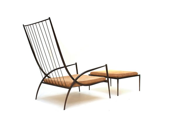 Spécialiste du mobilier des années 40 à nos jours, la galerie Alexandre Guillemain a eu l'idée de présenter cette pièce du sculpteur grec dit Philolaos (1923-2010), témoignage de son talent. Il eut une activité artistique féconde qui s’exprimait au travers des sculptures en terre ou en métal, et des projets plus importants, comme le château d’eau situé dans le parc Jean Perdrix à Valence (Drôme). Grand fauteuil et repose pied, création Tloupas Philolaos 1969, acier patiné canon de fusil, cuir retourné.