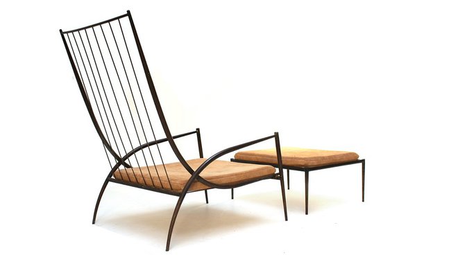 Spécialiste du mobilier des années 40 à nos jours, la galerie Alexandre Guillemain a eu l'idée de présenter cette pièce du sculpteur grec dit Philolaos (1923-2010), témoignage de son talent. Il eut une activité artistique féconde qui s’exprimait au travers des sculptures en terre ou en métal, et des projets plus importants, comme le château d’eau situé dans le parc Jean Perdrix à Valence (Drôme). Grand fauteuil et repose pied, création Tloupas Philolaos 1969, acier patiné canon de fusil, cuir retourné.