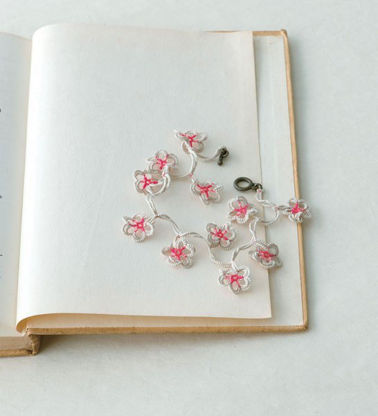 Collier délicat pour jeune fille en fleur