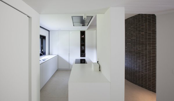 Dans la cuisine épurée (réalisation GF Concepts, www.gfconcepts.be), on a choisi un matériau composite pour sa facilité d’entretien ainsi que sa pose et assemblage sans joint qui s’accorde avec le style de la maison au mobilier minimaliste.