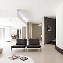 Un esprit graphique noir et blanc s’accorde avec les nuances de gris du mur tapissé de briques.