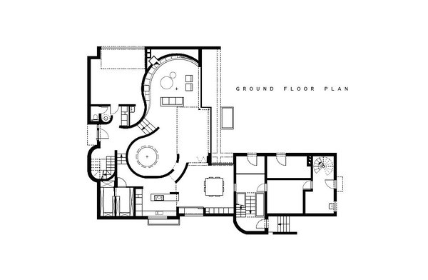 Plan du rez de chaussée. La maison sur deux niveaux totalise 610 m². Le premier niveau est caractérisé par des parois courbes qui créent des espaces plus intimes et délimitent les espaces partiellement ouverts.