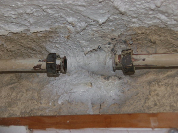 Etape 2 : les deux côtés de la canalisation et les écrous sont libres, permettant l’installation d’une vanne d’arrêt neuve.