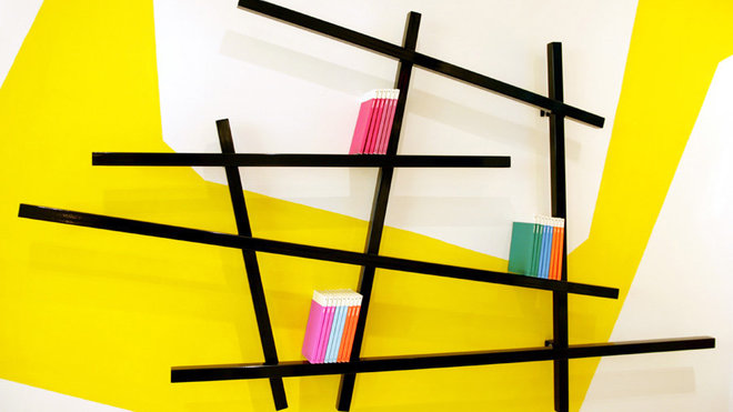 A monter soi-même en 10 minutes, étagère Mikado en chêne laqué pour livres de poche et CD. Elle se compose de 7 barres de section carrée de 3 cm. Deux tailles disponibles : L 185 x H 100 cm. Création Jean-François Bellemère pour Compagnie chez Direct D-Sign, 455 €.