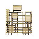 Jeux de volumes pour la bibliothèque Open Close en hêtre massif et métal ajouré et plié qui offre une alternance d’espaces fermés et ouverts et des hauteurs d’étagères différentes. Création Rebecca Felcey pour Portobello, prix sur demande.