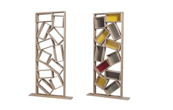 Casiers en désordre pour la bibliothèque Bric à Brac en chêne massif brut ou vernis composée de 11 éléments montés dans un cadre, avec ou sans fonds. L 120 x P 22 x H 226cm. Création et édition Drugeot Labo, à partir de 1 464 €.