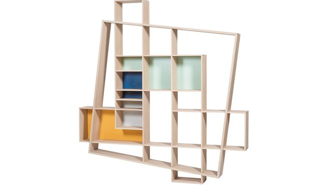 Avec casiers à hauteurs et largeurs variables, bibliothèque Frisco en chêne massif et couleurs des fonds en chêne re-plaqué personnalisables. Equipée de 5 tablettes en verre pour optimiser le rangement. L 201 x P 23,5 x H 210 cm. Création Hugues Weill pour Drugeot Labo, à partir de 2 174 €.