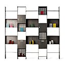 Effet ajouré pour la bibliothèque Prima, qui combine étagères et colonnes avec casiers fermés. Equipée de serre-livres en acier en laqué. Compositions sur mesure réalisables à partir de colonnes de 90, 170, 210 et 250 cm de hauteur, avec étagères et portes de 30, 40 et 60 cm de largeur. Création Licio Tamborrino pour Officine Tamborrino, prix sur demande.