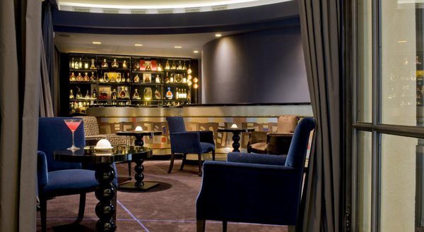 Ambiance feutrée pour le bar du Burgundy Paris, où il fait bon apprécier un cocktail assis dans un fauteuil en velours.