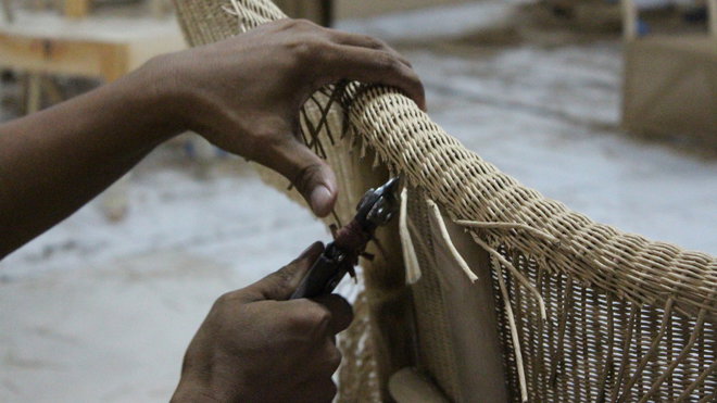 L’usine de production de 20 000 m² en Indonésie emploie 250 artisans qualifiés, avec 3 métiers à tisser artisanaux uniquement dédiés à la production des lignes de meubles Lloyd Loom.