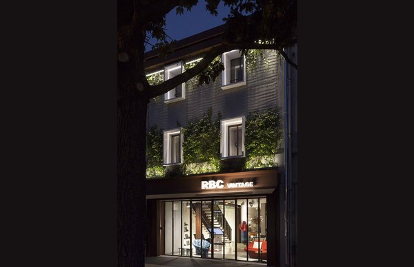 Créé en août 2016, le show-room RBC vintage de l’Isle-sur-la-Sorgue organise une exposition-événement en écho à sa 102ème édition de la Foire Internationale. Trois autres boutiques existent à Nîmes, Lyon et Montpellier.