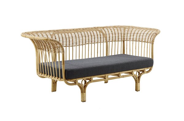 Banquette Belladonna créée en 1951 par Franco Albini et toujours édité par Sika design. Photo : © RBC vintage. En rotin Manau (H 78 x P 75 x L 195 cm avec hauteur d’assise : 31 cm).