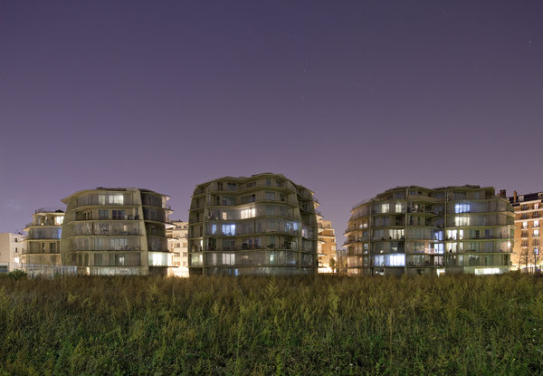 Dans le cadre de la reconversion de l'ancien site de l'Hôpital Hérold, conçu par Philippe Madec dans le 19ème arrondissement de Paris, l’agence Jakob + MacFarlane a dessiné trois formes minérales libres sur une sorte d'île triangulaire en pente plantée d'arbres. Ces trois formes se développent comme des racines sur des portions du territoire qui ont été libérées des contraintes du site : les arbres protégés, l'ancien mur existant de la chaussée, la taille et la perspective, les surfaces non constructibles o