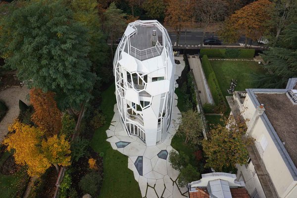Autour de la Maison S, la clôture en métal noir existante a été conservée pour préserver le caractère homogène de l’avenue Robert Schuman. Des espèces arbustives de type chêne vert et chêne blanc à feuillage persistant sont plantées en limite de parcelle au nord et au sud. Elles seront étayées par les grandes tiges de quelques pins sylvestres ou magnolias.