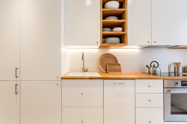 Côté cuisine, du blanc et du bois tout en jouant sur le style et la forme des poignées.